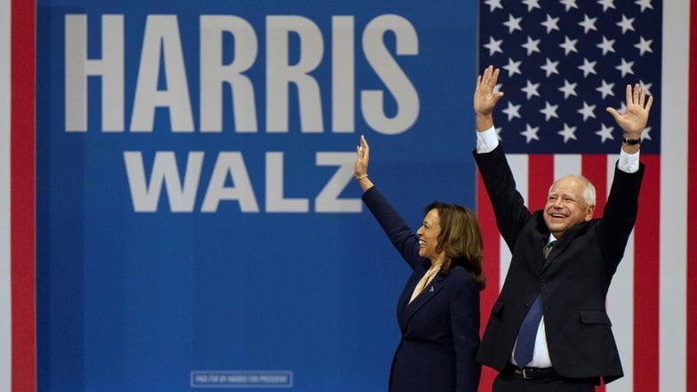 Die demokratische Präsidentschaftskandidatin Kamala Harris und ihr Vizepräsidentschaftskandidat Tim Walz aus Minnesota kommen zu einer Wahlkampfveranstaltung in Philadelphia.