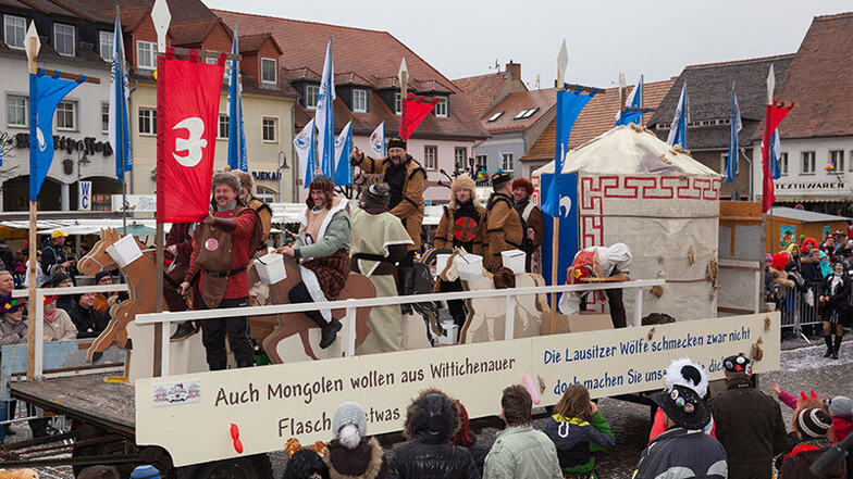 Verlängertes Wochenende in Wittichenau. Samstag steigt der Umzug der Weiber, Montag dann der Rosenmontagszug.