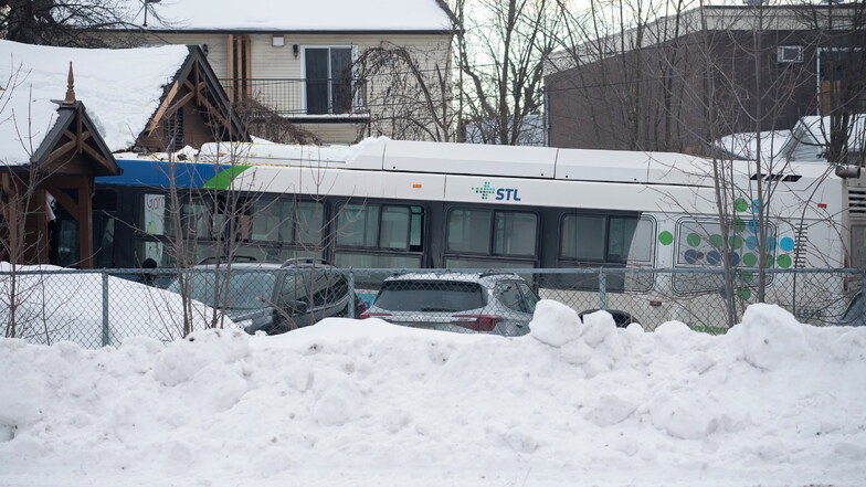 Nahe der kanadischen Stadt Montreal hat ein Mann einen Bus in einen Kindergarten gesteuert und zwei Kinder getötet.
