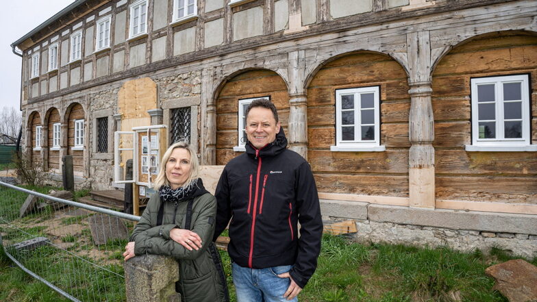 Antje und Frank Tischler sanieren seit drei Jahren ein Umgebindehaus samt zweier Scheunen in Cunewalde. Später sollen darin Urlauber wohnen und einen preisgekrönten Garten nutzen können.