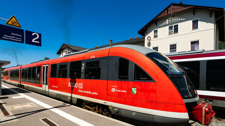 Ein Zug der Nationalparkbahn im Bahnhof Sebnitz: Der Verkehr durchs Sebnitztal beginnt noch vor der Grenzöffnung.
