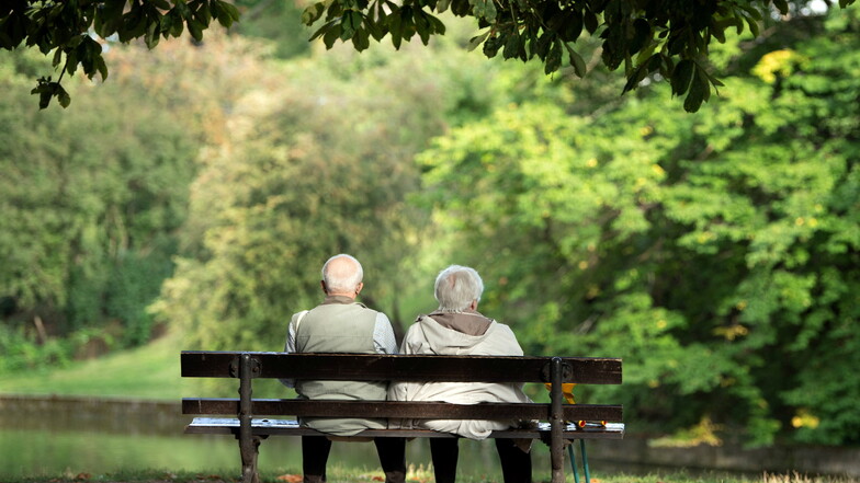 Zwei Rentner sitzen auf einer Bank. Was die genauen Wünsche und Vorstellungen der älteren Generation im Landkreis Meißen sind, das will jetzt ein neues Projekt des Gesundheitsamtes erforschen.