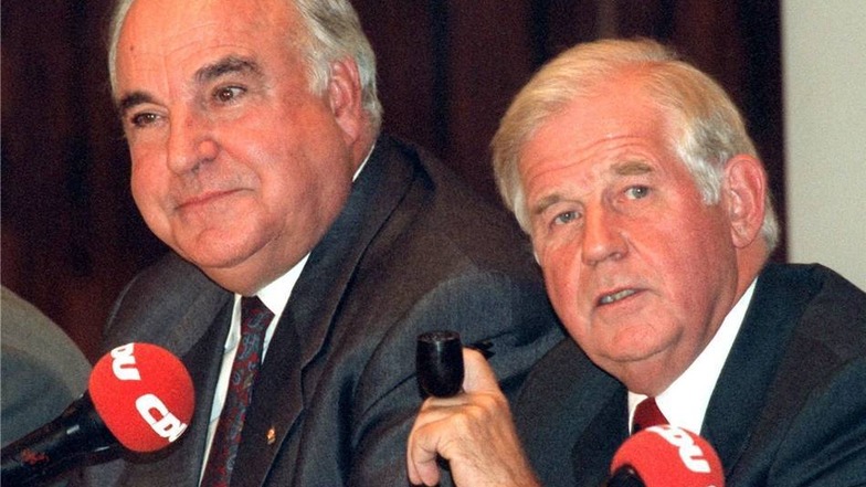 Der sächsische Ministerpräsident Kurt Biedenkopf (r) und Bundeskanzler Helmut Kohl im September 1994 auf einer Pressekonferenz in Bonn.