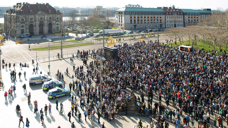 Rund 1.000 Menschen demonstrieren am Sonnabendnachmittag für ein freies Internet.