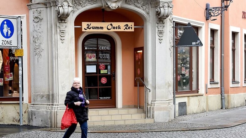 Modegeschäft schließt: Das Modegeschäft „Kumm oack rei“ an der Ecke Bautzner-/Lindenstraße hat zum Jahresende geschlossen. Bis dahin lief noch der Ausverkauf. Juliane Fleischmann hatte den Laden erst im September 2015 eröffnet.