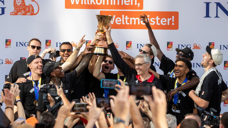 Eine Feier auf dem Römer in Frankfurt wäre nach dem Sensations-Gold bei der WM sehr viel repräsentativer gewesen. Der deutsche Basketball zeigt aber, dass er bodenständig bleiben will.