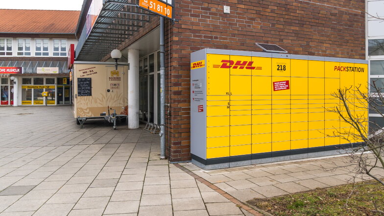 Am Einkaufszentrum an der Schlosserstraße ist eine neue DHL-Packstation installiert worden.