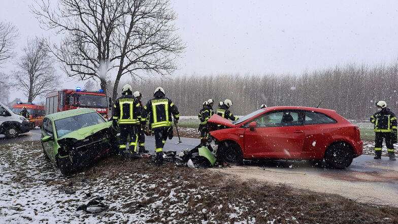 Putzkau: Zwei Schwerverletzte nach Frontal-Crash