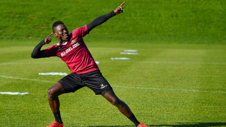 Gute Laune im Trainingslager: Moussa Koné, Gewinner des internen Sprintwettbewerbs,  feiert sich mit der "Usain Bolt-Pose" .