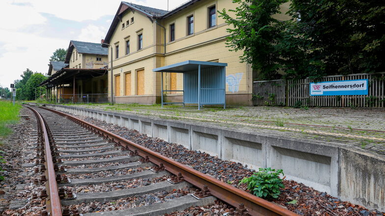 Noch ist es still am Bahnhof in Seifhennersdorf. Aber vielleicht halten hier schon Ende August 2021 wieder Züge.