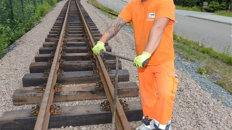 Bei Ulberndorf liegen schon die neuen Gleise. Daniel Schwarz, Gleisbauer aus Dohna, zieht hier die Schwellen für die Schienen fest.