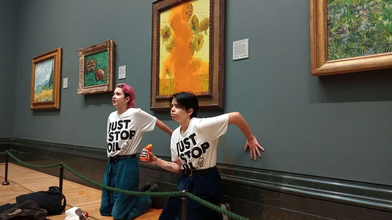 Zwei Demonstrantinnen haben Vincent Van Goghs berühmtes Werk "Sonnenblumen" in der National Gallery in London mit Dosensuppe beworfen.