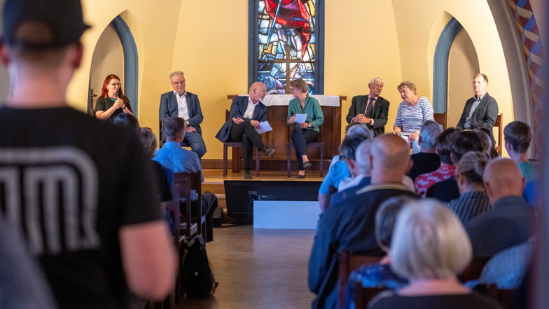Auf dem Podium im Luthersaal stellten sich Jana Bachmann (Linke), René Hein (AfD), Volkmar Kunze (FDP), Eva Oehmichen (Grüne), Ulrich Reusch (CDU), Eva-Maria Schindler (Freie Wähler) und Thomas Weist (SPD, v. l. n. r.) den Bürger-Fragen.