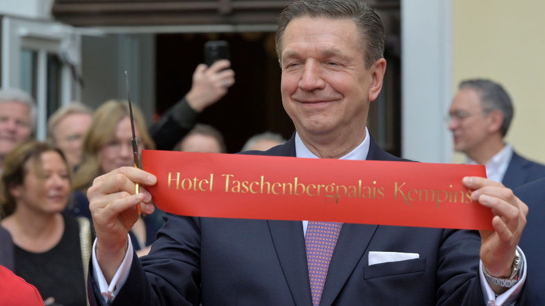 Schnipp-Schnapp: General Manager Marten Schwass zeigt stolz das durchtrennte Band, das er zusammen mit Sachsens Ministerpräsident Michael Kretschmer zur Kempinski-Eröffnung durchtrennt hat.