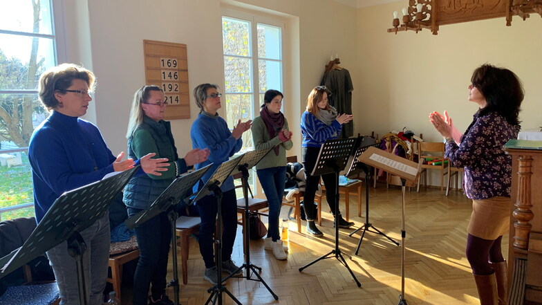 Jane Taubert (r.) mit den Sängerinnen von Sacka singt. Am 11. Dezember sind sie in Radebeul zu hören.