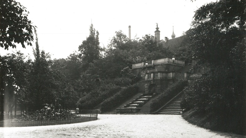 Dieses Foto vom Riesaer Fotograf Otto Werner soll aus dem späten 19. Jahrhundert stammen. Es zeigt die bis heute existierende Freitreppe, die vom Rathausplatz in den Stadtpark führt.