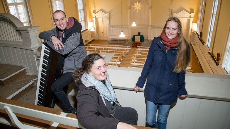 Musikschulleiter Daniel Wohlgemuth freut sich zusammen mit Christiane Brendler und Solistin Martha Schröter auf das Weihnachtskonzert in Niesky.  ,
