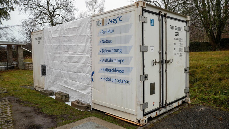 Behelfslager für Tote: Weil die Kapazitäten erschöpft sind, hat Bestatter Billing diesen Kühlcontainer an seiner Firma aufstellen lassen.