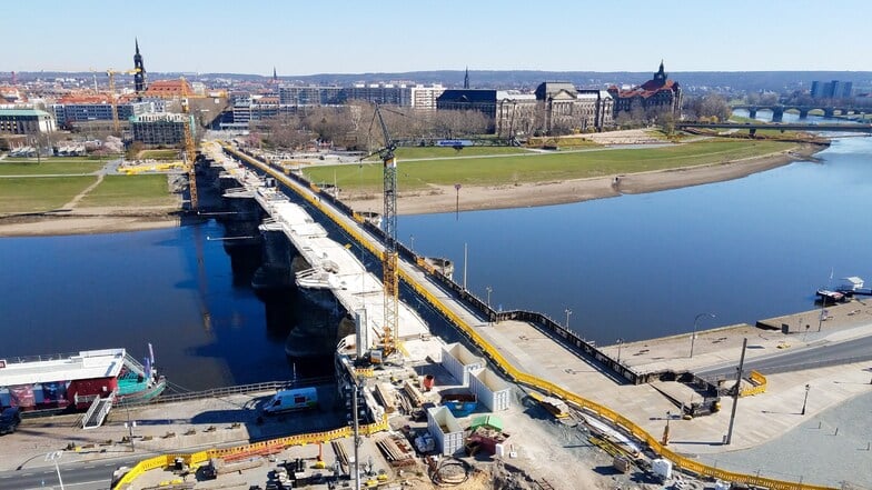 Seit 2017 wird die Augustusbrücke saniert. 2019 war die elbaufwärts liegende Seite fertiggestellt. Danach wurde die andere Brückenhälfte saniert.