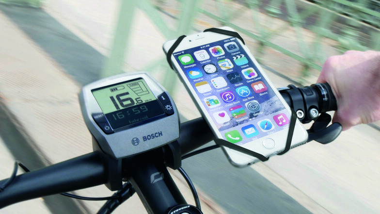 Gut befestigt und gut sichtbar: Das Smartphone während der Fahrt auf dem Rad. Telefonieren und Nachrichten-Tippen sind aber nicht erlaubt.