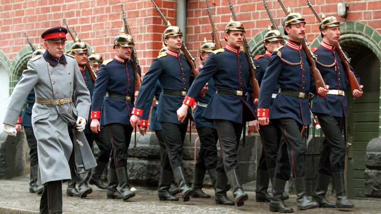 Als Hauptmann verkleidet raubte der Schuster Voigt die Stadtkasse von Köpenick, für Harald Juhnke eine Paraderolle im Film.