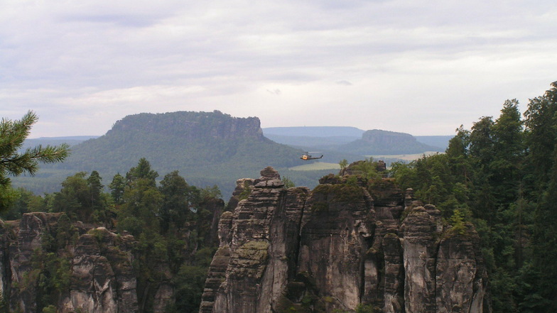 Der Blick von der Pavillonaussicht auf die Sächsische Schweiz wird getrübt von einem tieffliegenden Hubschrauber.
