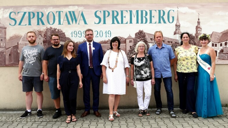 Am Bürgergarten wurde anlässlich der 20-jährigen Städtepartnerschaft ein Bild enthüllt. Links die drei beteiligten Künstler aus Polen, in der Mitte die Bürgermeister, rechts die drei Spremberger Künstler mit der noch amtierenden Spreenixe Nicole.