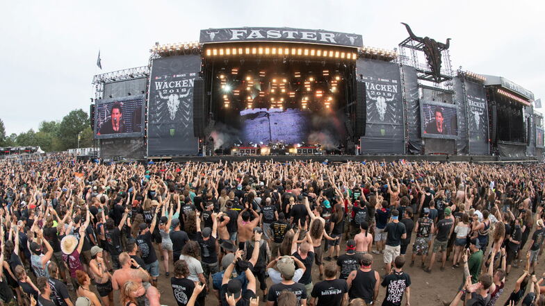 Zahlreiche Festivalbesucher stehen vor einer der Hauptbühnen: Das Heavy-Metal-Festival im schleswig-holsteinischen Wacken ist erneut abgesagt.