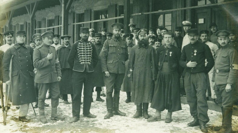 Das Foto im Original: verwundete Kriegsgefangene im Alten Lager in Königsbrück .