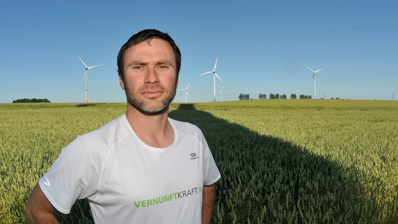 Michael Deckwart aus Feldleuba im Schatten einer Windkraftanlage.