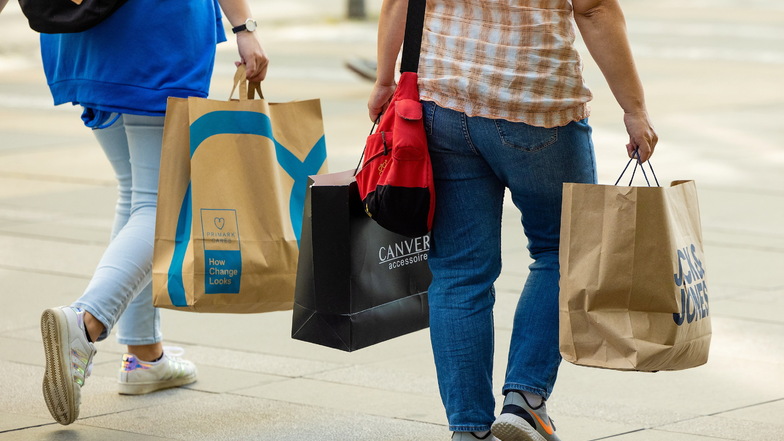 Immer neue Trends und Kollektionen verführen die Kunden zum Einkaufen - so wie in der Prager Straße in Dresden.