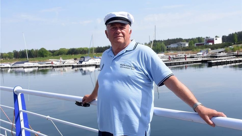 Gerhard Stübner, der Hafenmeister am Bärwalder See, ist mit dem Resultat des Tages des offenen Hafens in Klitten zufrieden. 15 Interessenten informierten sich bei ihm.