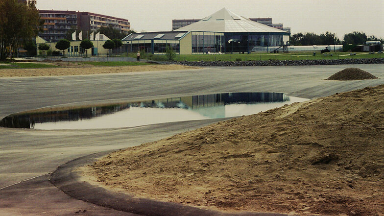 1999 wurde das Familienbad eingeweiht, zwei Jahre später der asphaltierte Gondelteich geflutet (Foto). Zwei Jahrzehnte später könnte Hoyerswerda die Gestaltung des Areals bis zum Haltepunkt Neustadt in Angriff nehmen - mit der Landesgartenschau.