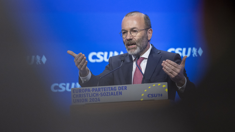 Der CSU-Spitzenkandidat zur Europawahl Manfred Weber spricht auf dem kleinen Parteitag der CSU zur der Europawahl und findet klare Worte zur AfD.