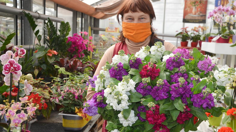 Margit Pohl von der Gärtnerei Fuchs kann die Blumen ihren Kunden nicht durch eine Plexiglasscheibe reichen. Die Maske bleibt zumindest im Verkaufsraum auf. Den ganzen Tag damit herumlaufen, ist allerdings nicht machbar.