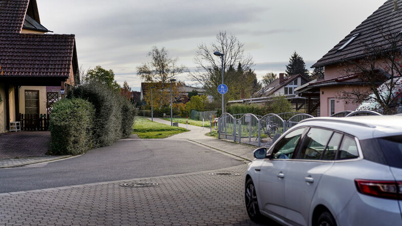 In Arnsdorf müsste diese Straße, Am Stockteich, eigentlich bis zur Rudolf-Breitscheid-Straße durchgängig befahrbar sein. Das ist sie aber nicht.