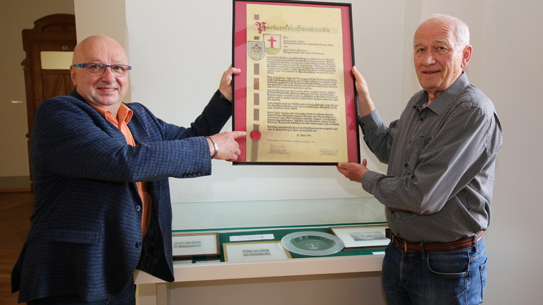 Vor 30 Jahren hat der damalige Bürgermeister Karl-Heinz Teichert (rechts) die Partnerschaftsurkunde mit Landsberg unterzeichnet. Sie hängt jetzt im Rathaus neben dem Dienstzimmer von Bürgermeister Steffen Ernst.