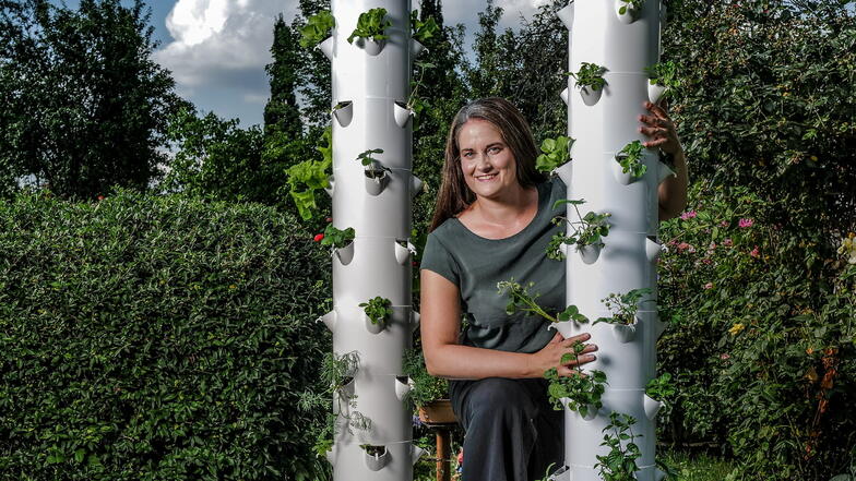Franziska Krone (36) zeigt die Pflanztürme des Wolkenfarm e.V.