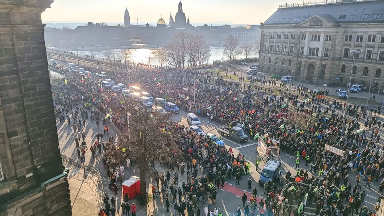 Mehrere tausend Menschen habe sich vor der Sächsischen Staatskanzlei versammelt.