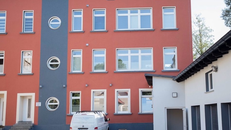 Ein kräftiger Rot-Ton ist das Markenzeichen des neuen Firmengebäudes von Kai Lunze und Matthias Thomschke in Oberlichtenau an der Pulsnitzer Straße.