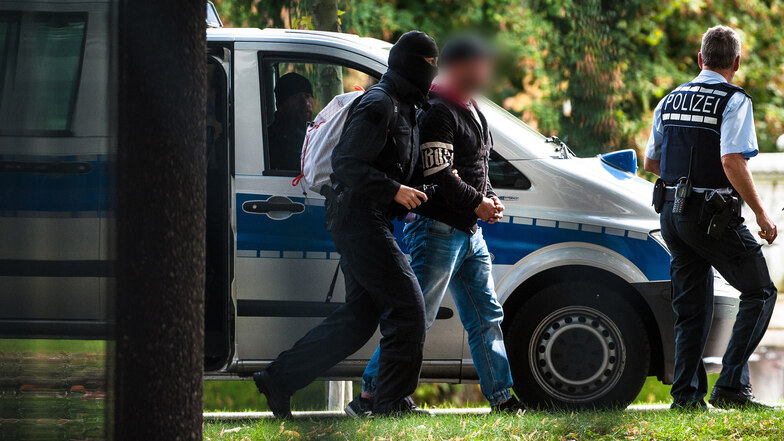 Mitglieder der rechtsextremen Gruppe "Revolution Chemnitz" bei ihrer Festnahme im Oktober 2018.