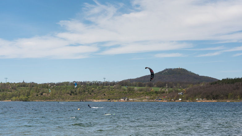 Zahlreiche Kitesurfer sind an besonders windigen Tagen auf dem Berzdorfer See zu beobachten, obwohl das nicht erlaubt ist.