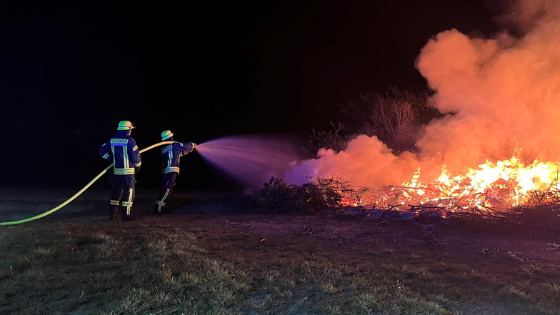 In der Nacht zum 29. April 2024 brannte der Hexenhaufen im Kamenzer Ortsteil Brauna komplett ab. Die Kameraden der Ortsfeuerwehr Brauna wurden von der Feuerwehr Kamenz-Stadt beim Löschen unterstützt.