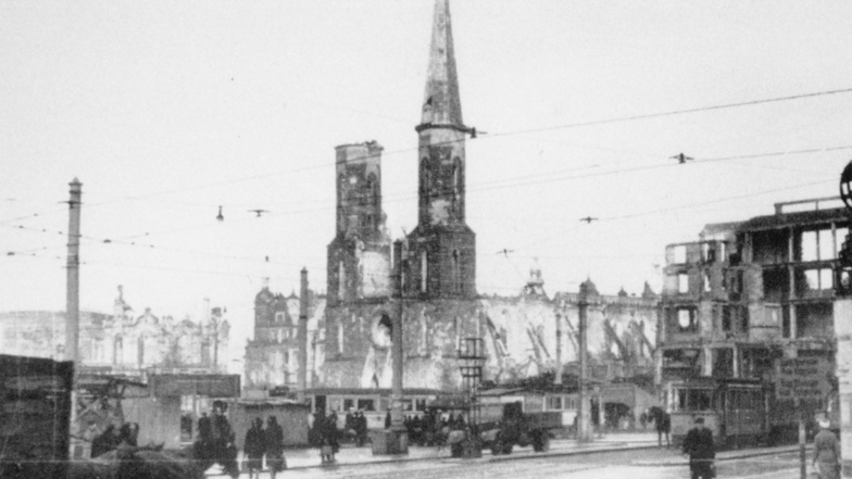 Ein Blick in die Dresdner Trümmerlandschaft der Nachkriegsjahre. Zu sehen ist auf dem Bild von 1946 noch der Turmhelm des Kirchensüdturmes.