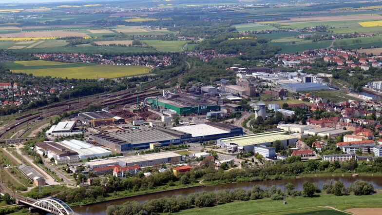 Ein Blick über die Elbe auf das Riesaer Stahlwerk von Feralpi Stahl. Baustahl ist gefragt und teuer - die Rohstoffe dafür allerdings auch.