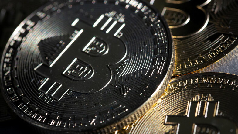 Mit Anlagen in Kryptowährungen wie etwa Bitcoins ist ein Dresdner betrogen worden.