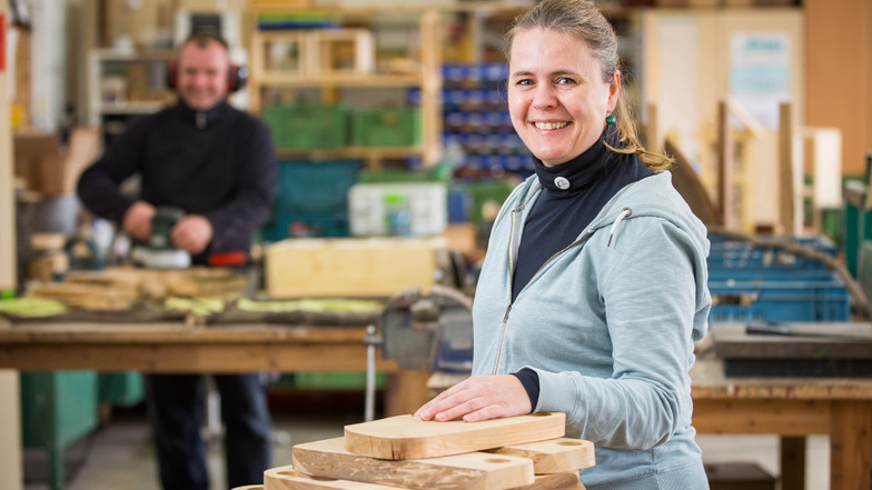 In Susanne Beckerts Holzwerkstatt arbeitet zurzeit nur noch ein Praxisanleiter an Nistkästen für Insekten und an Schneidbrettern. Ansonsten ist es still dort geworden. Doch Aufgaben gibt es trotzdem genug.