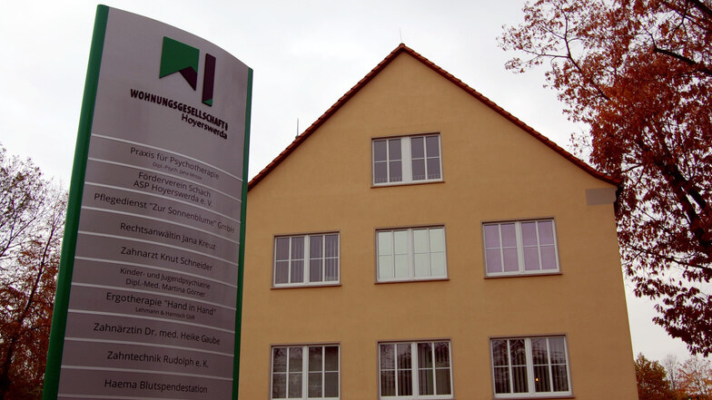 Der alte Aufsteller vor dem WH-Ärztehaus in der Straße am Lessinghaus ist gegen einen neuen ersetzt worden – wieder mit Erwähnung aller Gewerbe-Mieter.