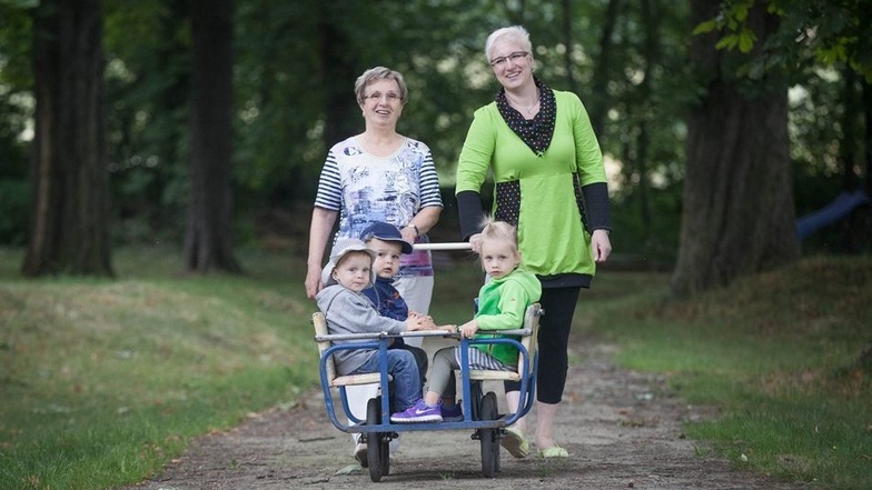 Ein herrliches Kinderleben: Hajo, Emilio und Sarah (im Wagen, v.l.) lassen sich von ihrer Tagesmutter Jana Köhler (r.) herumkutschieren.