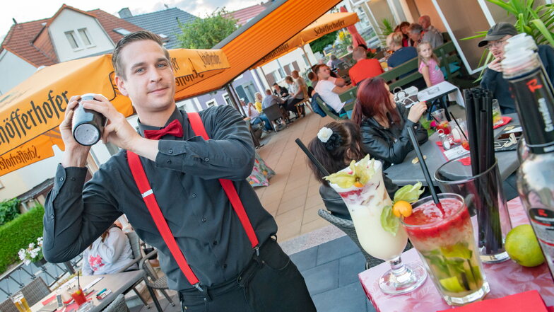 Cocktailparty bei Meyers Gaststätte: Christoph Dressler mixt für die zahlreichen jungen und älteren Gäste.